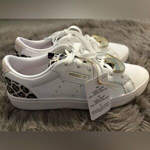 Adidas Women's Sleek sneakers sz 7 white leopard removable lace charms NEW
